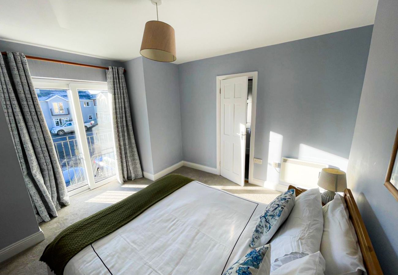 Seacliff Holiday Home No. 2, Dunmore East, County Waterford. Double bed. Spacious modern, room large window, lots of light.