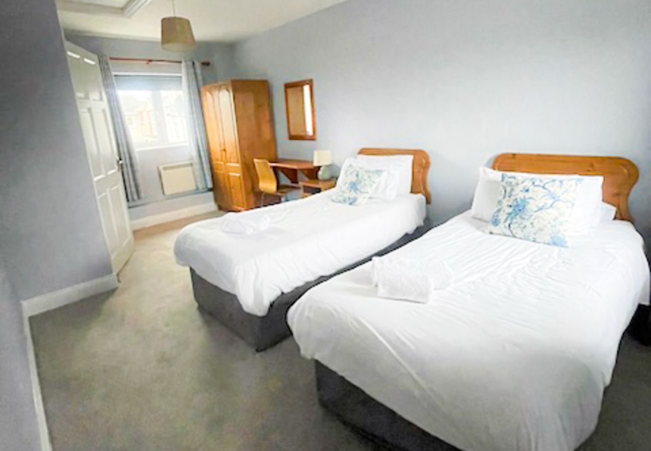 Seacliff Holiday Home No. 2, Dunmore East, County Waterford. Twin room . Modern, clean, spacious. 