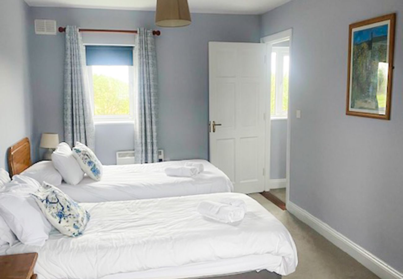 Seacliff Holiday Home No. 2, Dunmore East, County Waterford. Twin room . Modern, clean, spacious. 