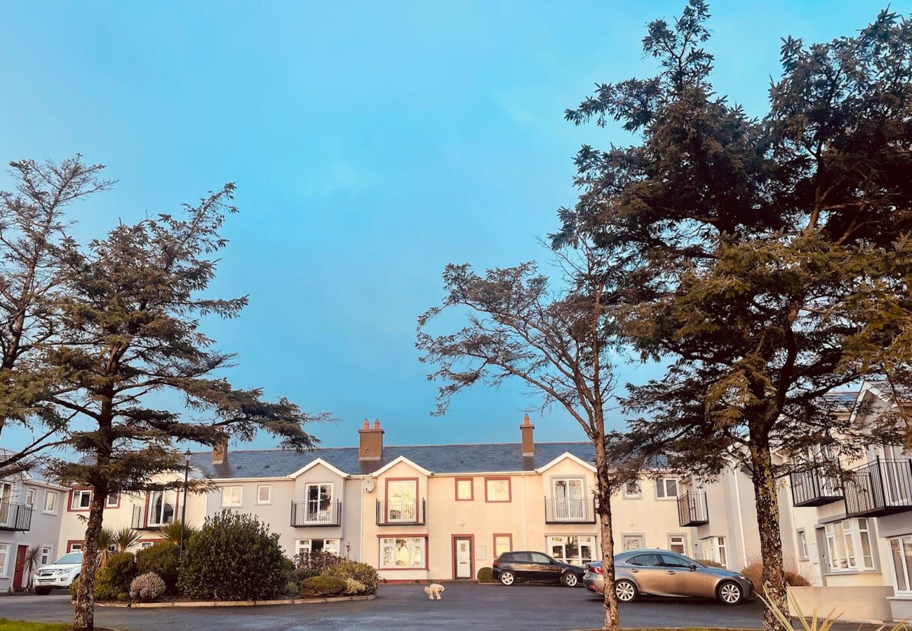 Seacliff Holiday Home No. 2, Dunmore East, County Waterford. Nice sea views, green area. Parking outside. 