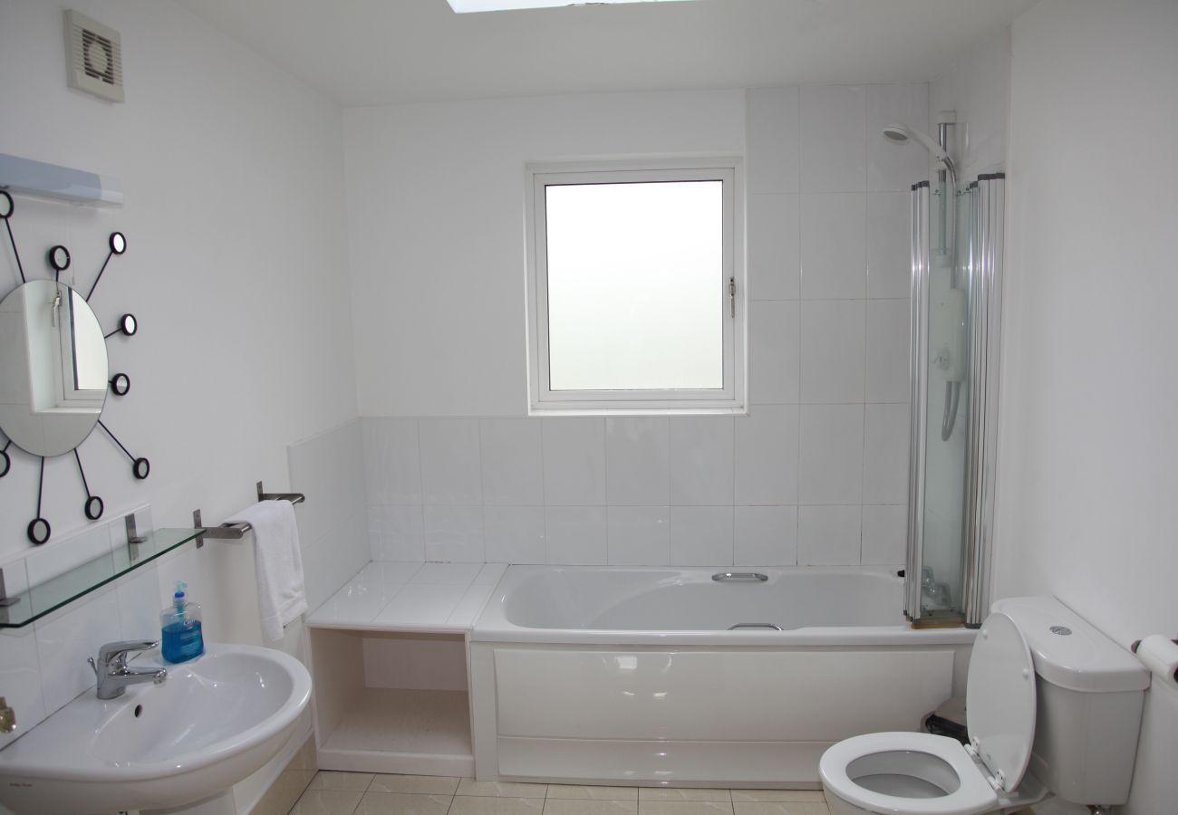 An Caladh Spinneach in Dingle, Co. Kerry - Bathroom