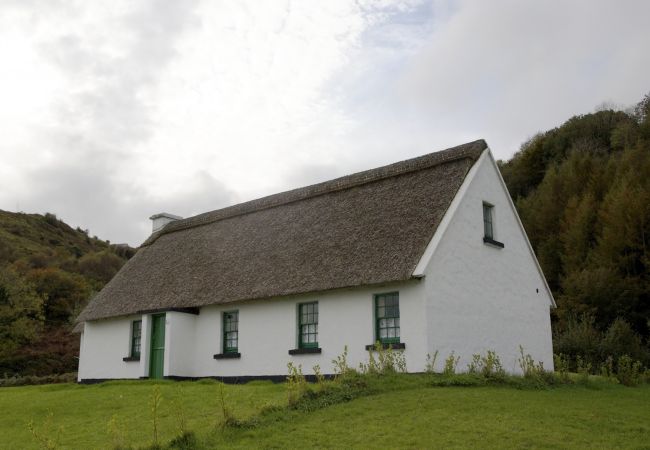 Corofin Lake Cottages (3 Bed), Traditional Holiday Cottages Available Near the Burren in County Clare 