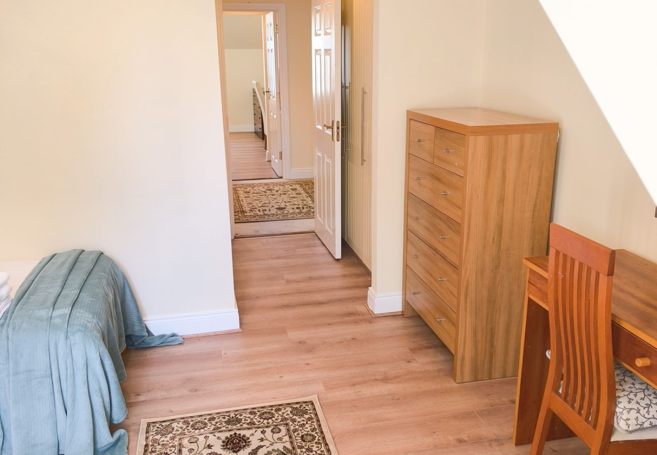 Heyward Mews Holiday Homes. Twin room access to landing and second bedroom. Wooden floors, modern design. 