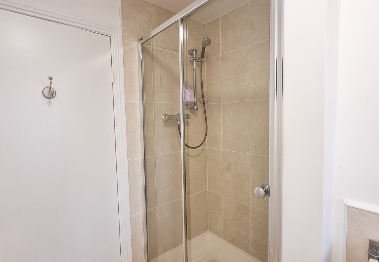 Riverrun Holiday Home No 15. Large walk in shower.
