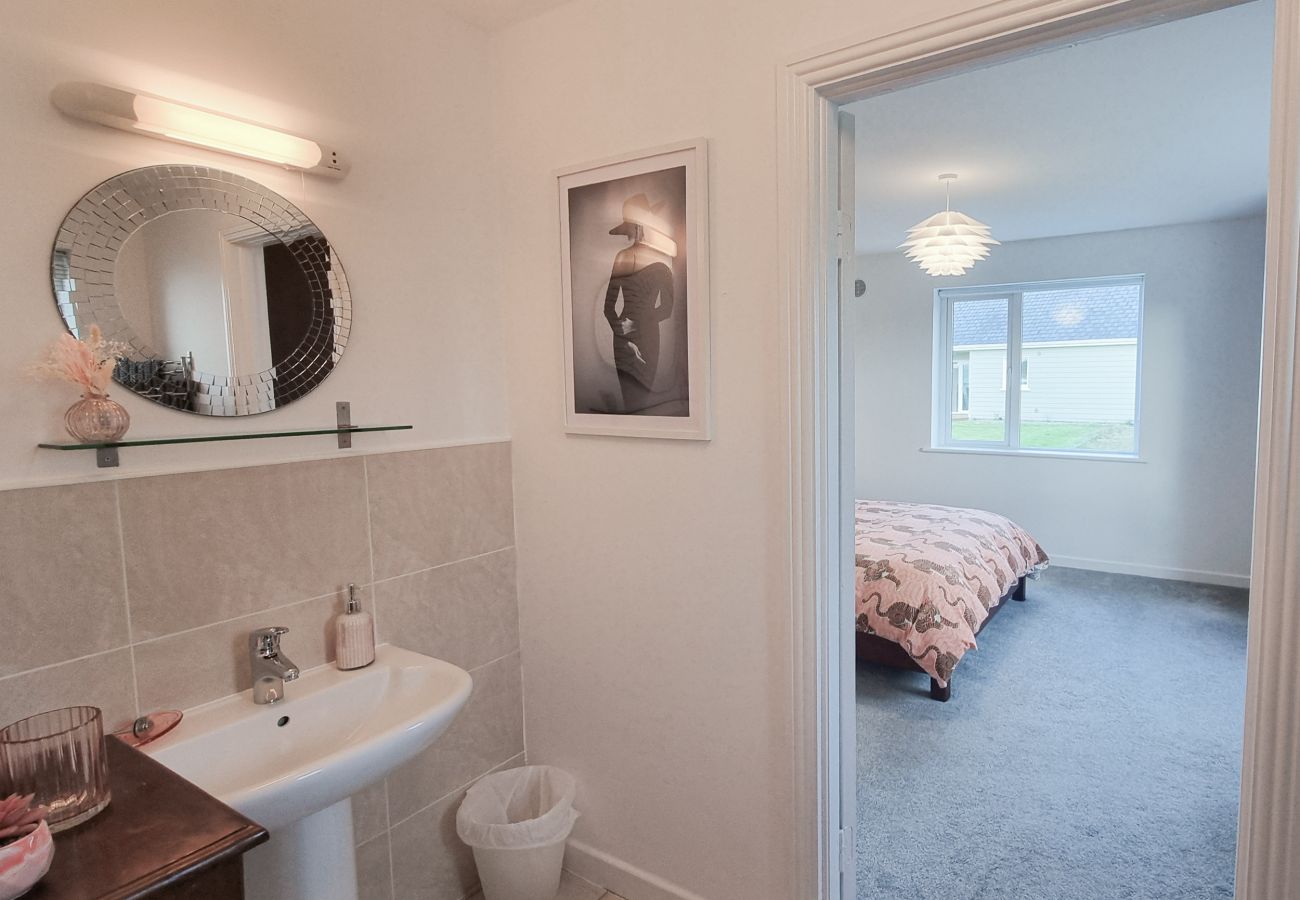 Riverrun Holiday Home No 15. En suite contemporary bathroom. 
