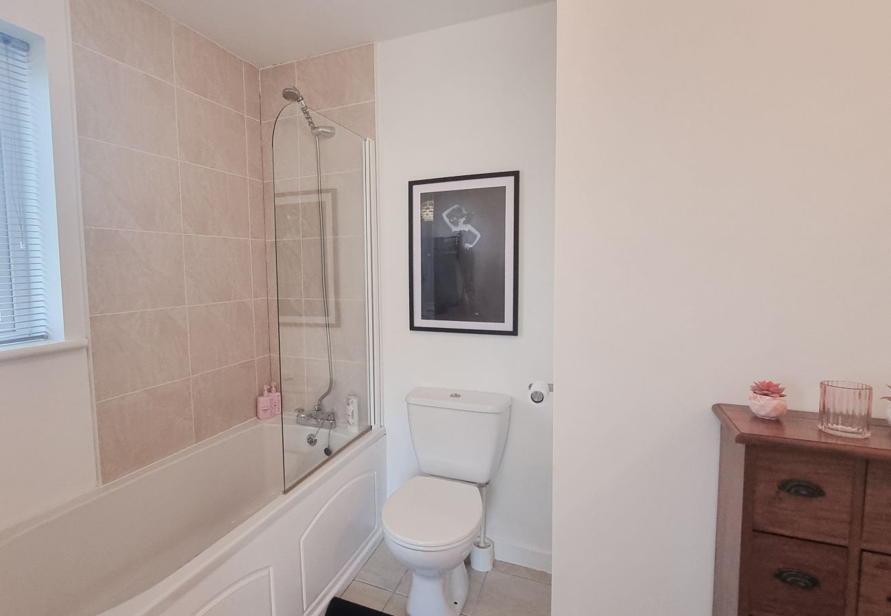 Riverrun Holiday Home No 15.  Bathroom, double sinks, bath, bright modern clean.