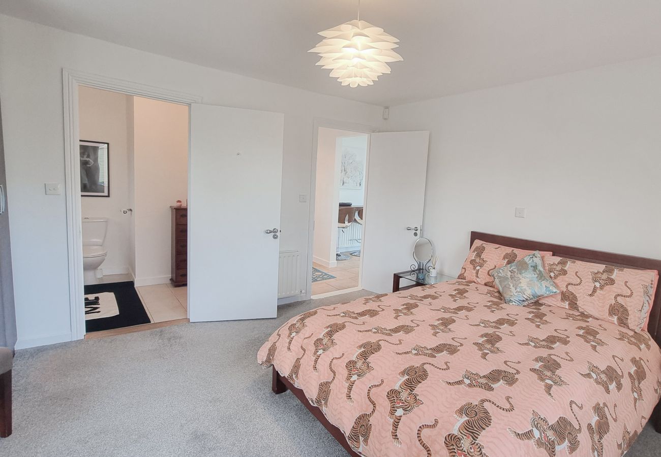 Riverrun Holiday Home No 15. King size bed with en suite on ground floor. Bright contemporary. 