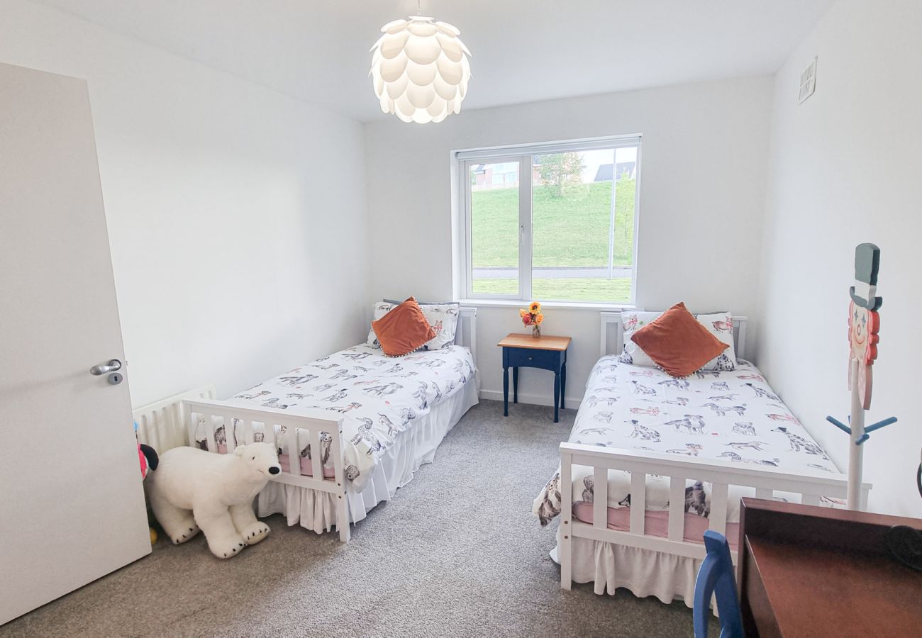 Riverrun Holiday Home No 15. Bright twin room with views to garden.
