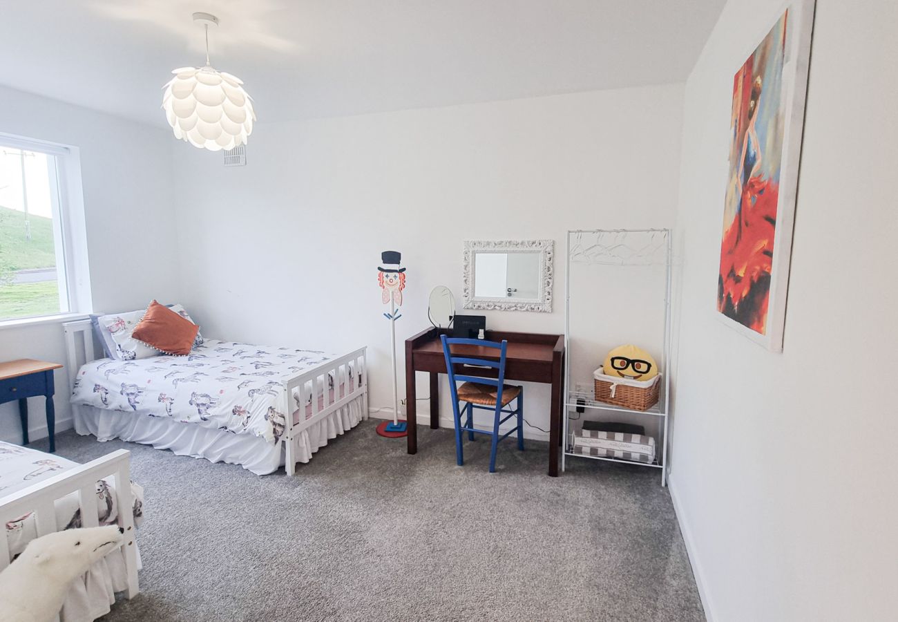 Riverrun Holiday Home No 15. Bright spacious modern twin room with views to garden.