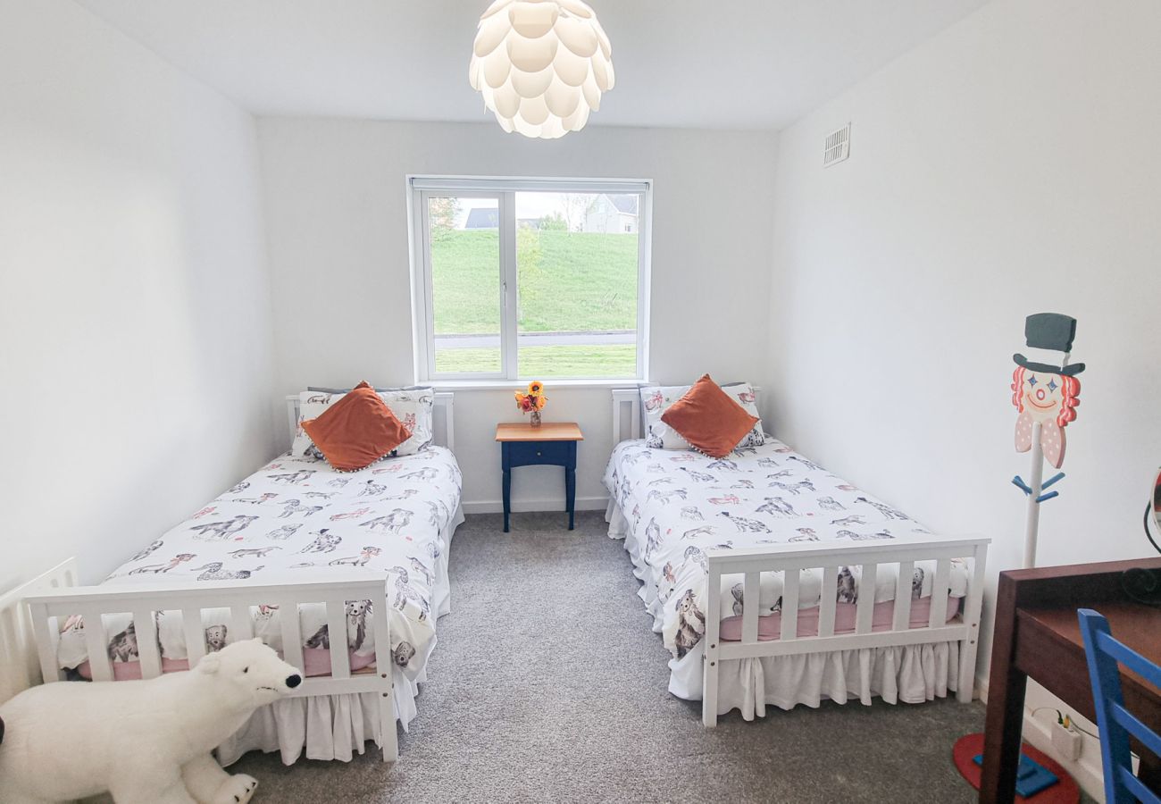 Riverrun Holiday Home No 15. Bright spacious modern twin room with views to garden.