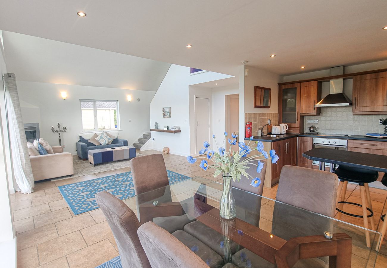 Riverrun Holiday Home No 15. Open plan kitchen dining area. Bright lounge with views to the garden.
