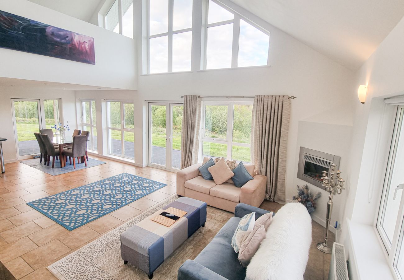 Riverrun Holiday Home No 15. Open plan bright lounge and dining area, contemporary holiday home. Bright light from every direction. Large windows with