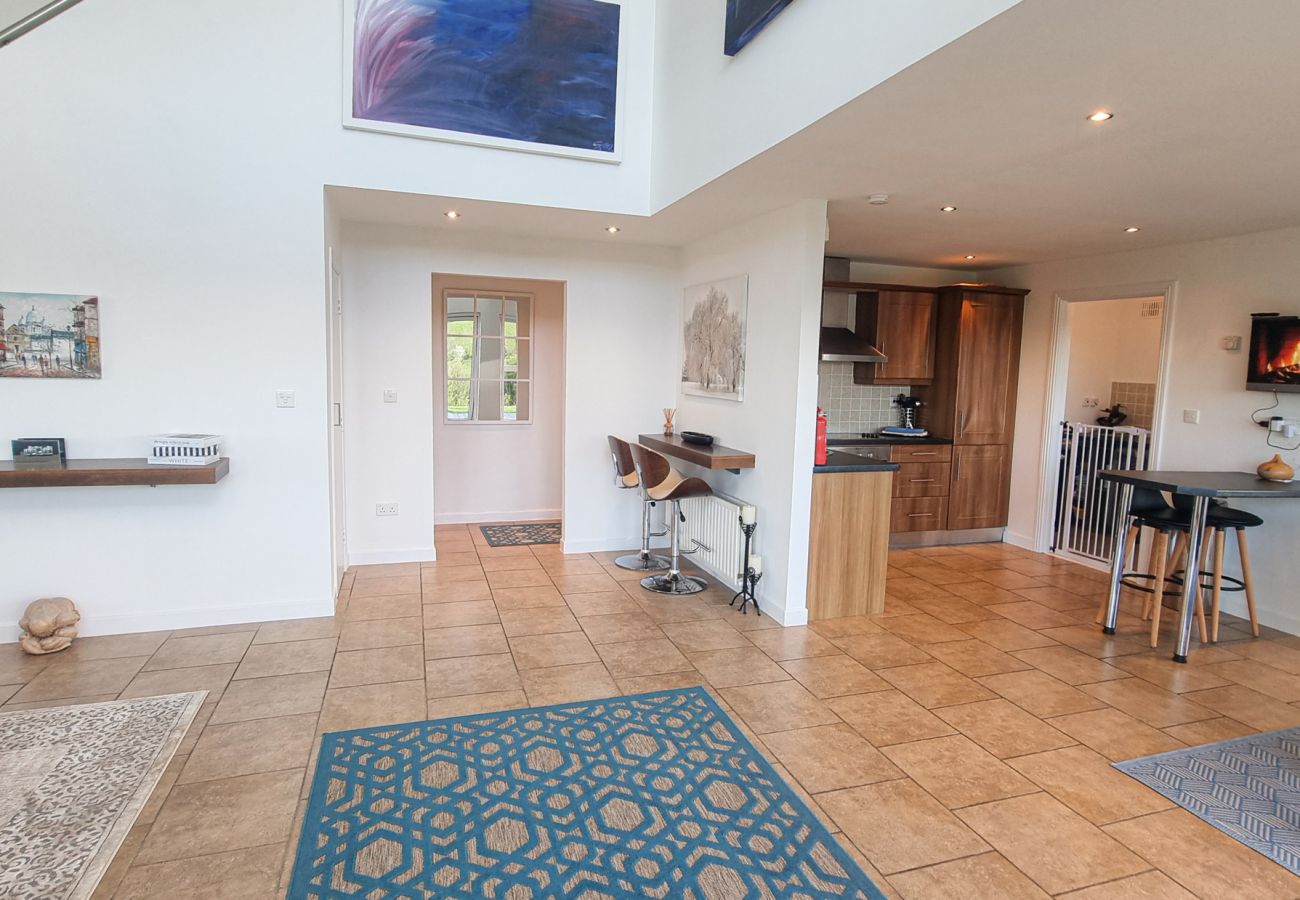 Riverrun Holiday Home No 15. Open plan bright lounge and dining area.