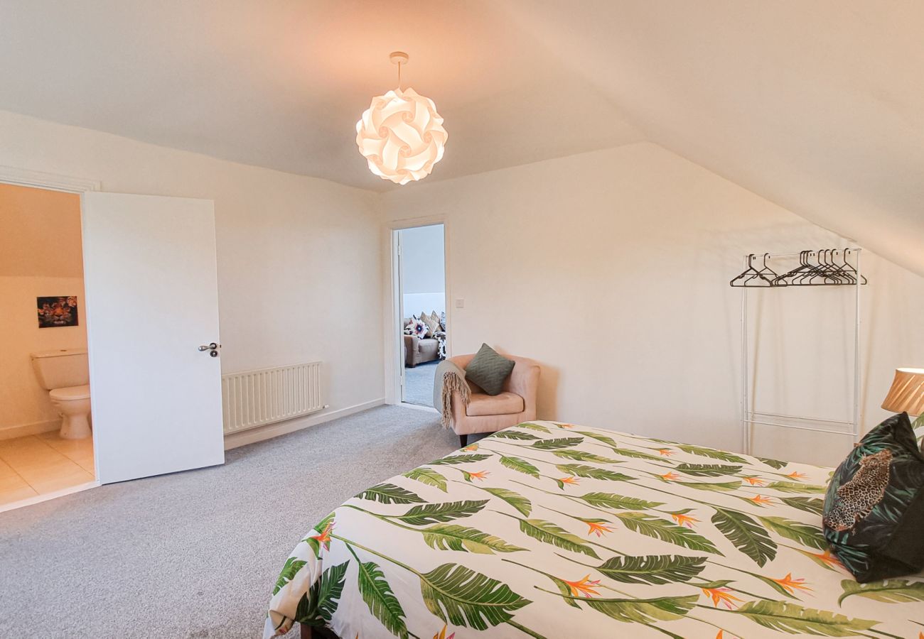 Riverrun Holiday Home No 15. King size spacious en suite room.