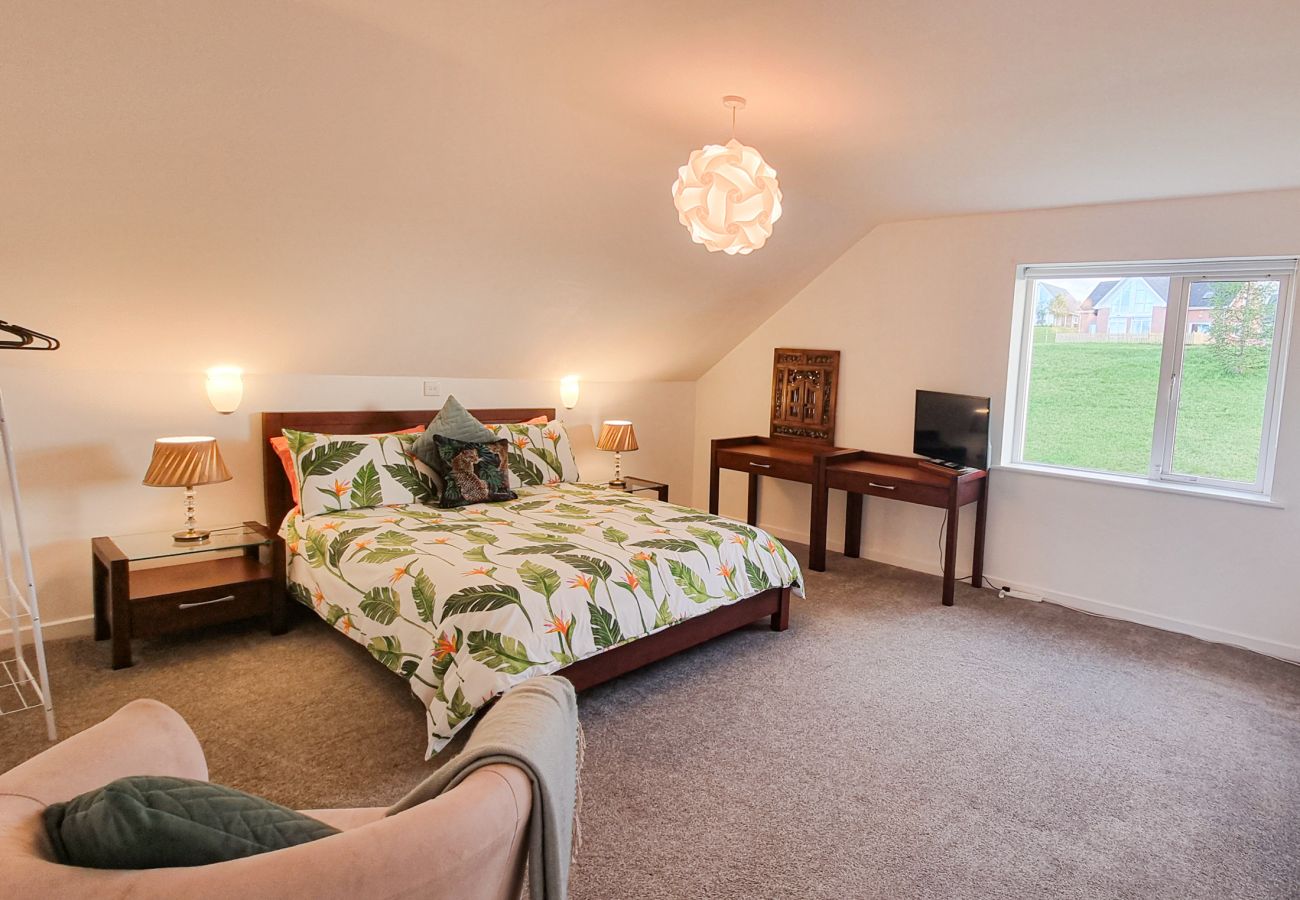 Riverrun Holiday Home No 15. King size spacious en suite room with views to garden. 