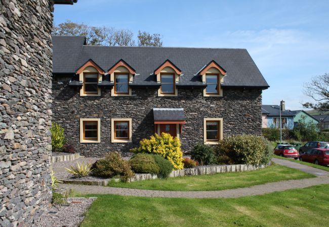 Dingle Courtyard Cottages, Pretty Self Catering Holiday Cottages in Dingle, County Kerry 