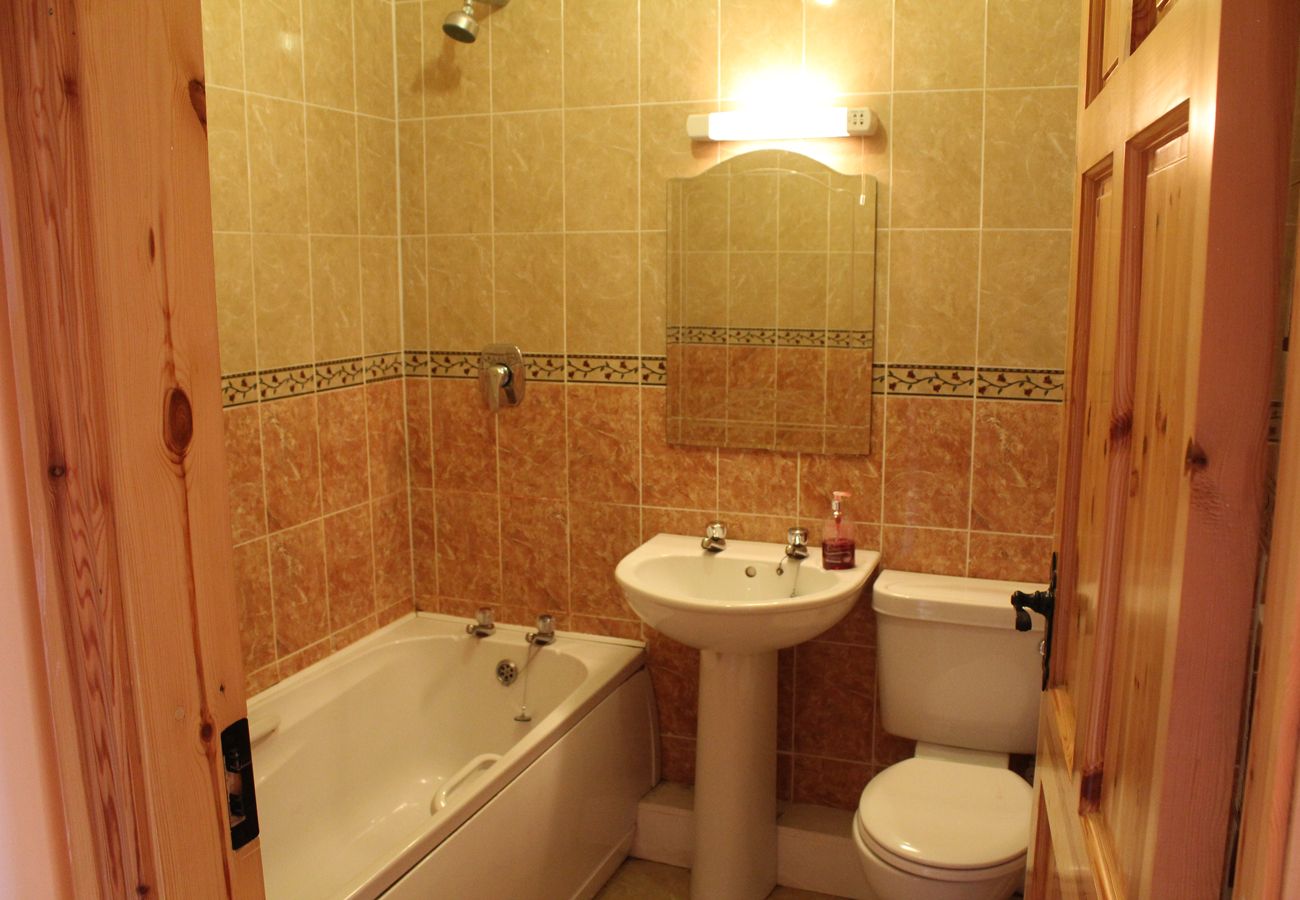 Fairfield Holiday Home, Dingle Co Kerry. Traditional bathroom, WC, sink bath.