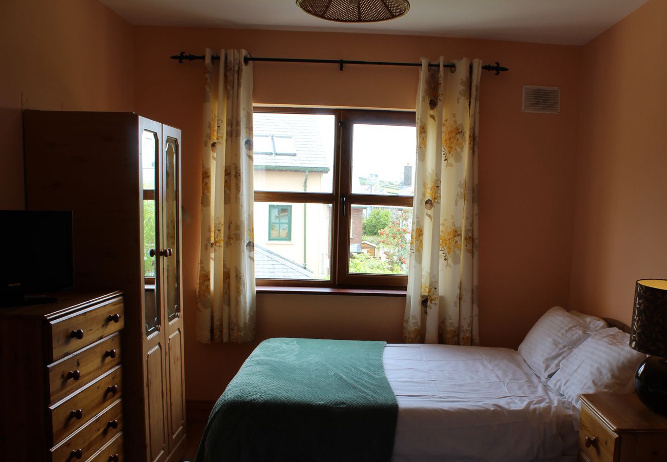 Fairfield Holiday Home, Dingle Co Kerry. Double and single bed, cosy bright bedroom.