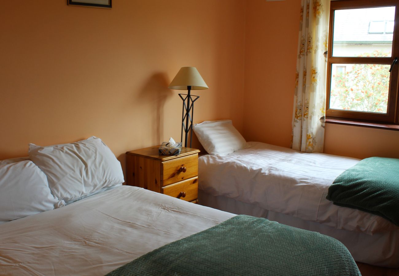 Fairfield Holiday Home, Dingle Co Kerry. Double and single bed, cosy bright bedroom.