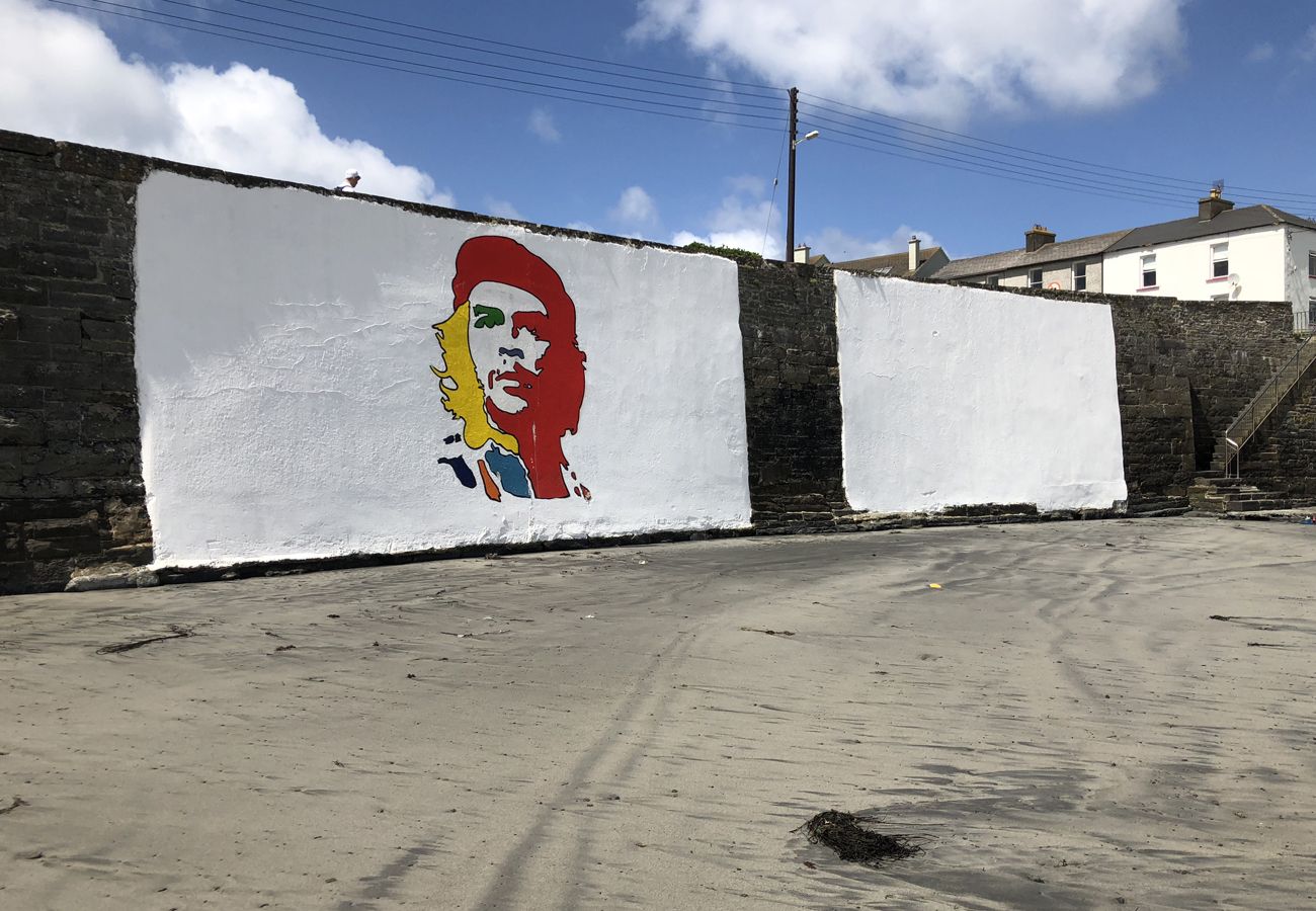 Kilkee Town, Kilkee, County Clare, Ireland. Beach sports, Che Guvara mural.