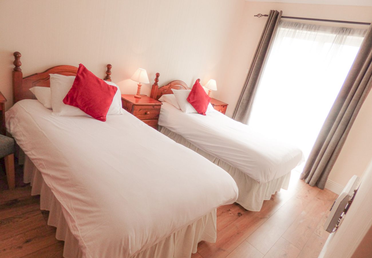 Kilkee Holiday Homes. Kilkee Co Clare. Bedroom. Twin beds, light airy bright room. 