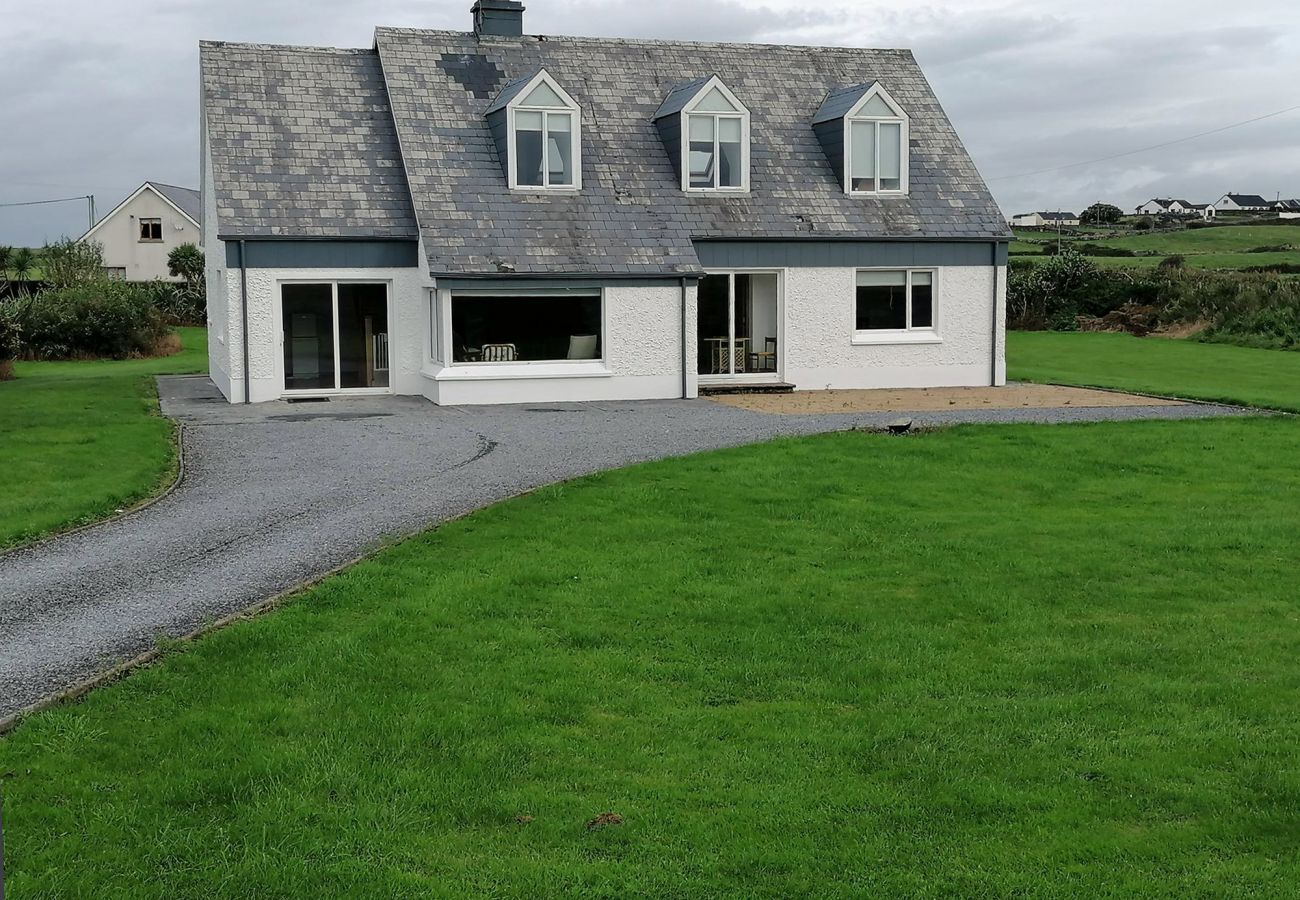 Spacious and Bright Spanish Point El  Martins Holiday Home, Milltown Malbay, County Clare