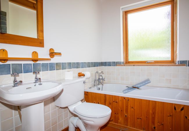  Stone Cottage Holiday Home, Sustainable Seaside Self-Catering Green Holiday Home Available in Ballinskelligs, County Kerry