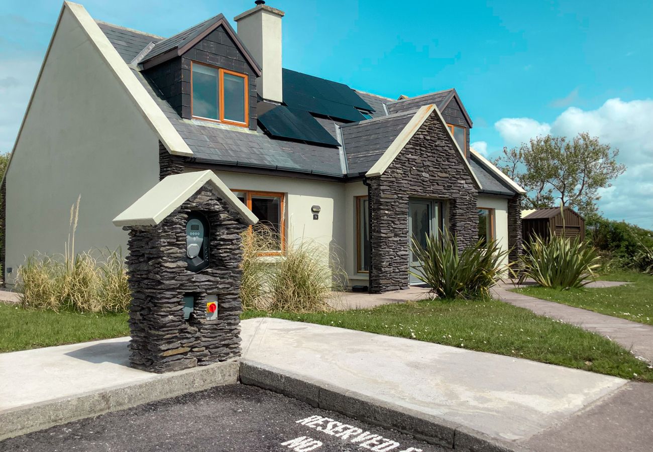 Stone Cottage Holiday Home, Sustainable Seaside Self-Catering Green Holiday Home Available in Ballinskelligs, County Kerry 