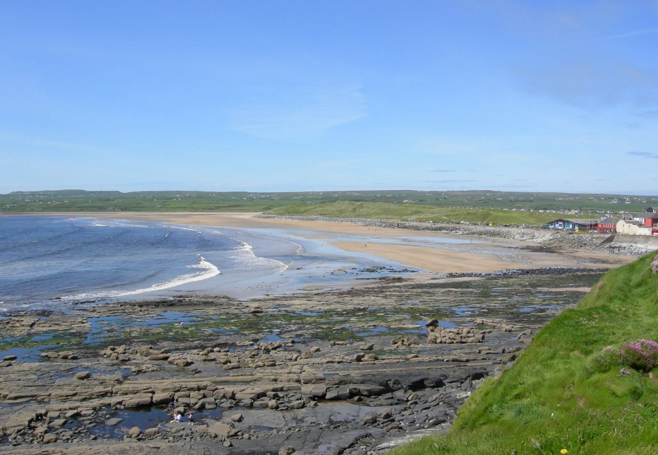 Harbourview Penthouse Apartment. Kincora. Lahinch Beach. Surfing, swimming, golf. Rockpools. Lifeguards. 