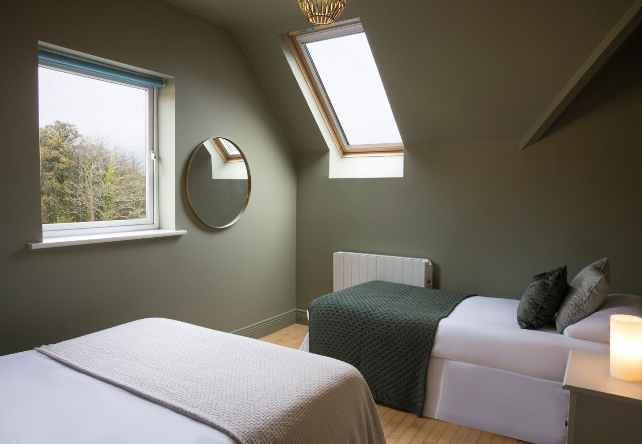 Harbourview Penthouse Apartment, Kincora. Attic room Two single beds. Skylight, window. Soft colours.