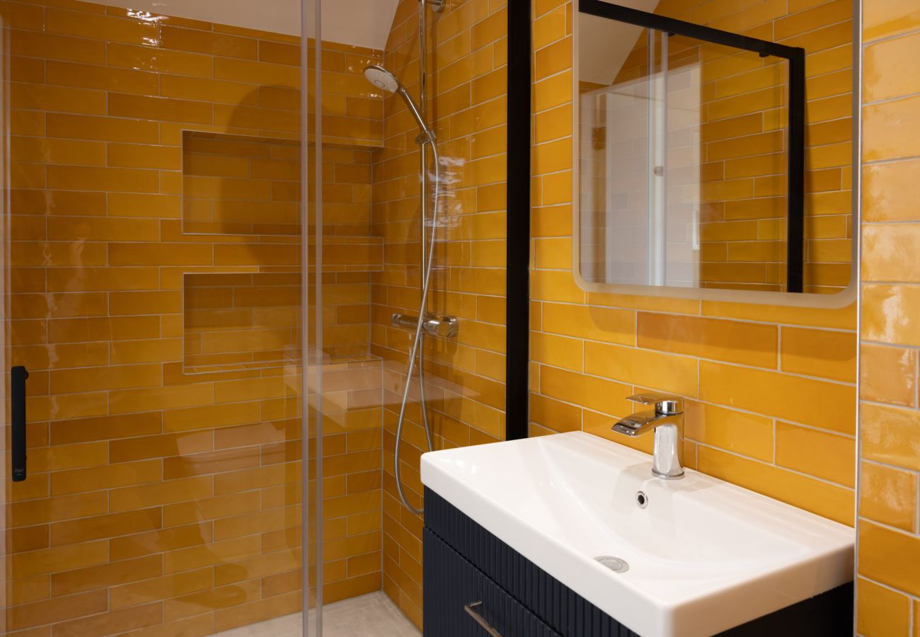 Harbourview Penthouse Apartment, Kincora. Walk in shower, contemporary bright tiling. Sink.