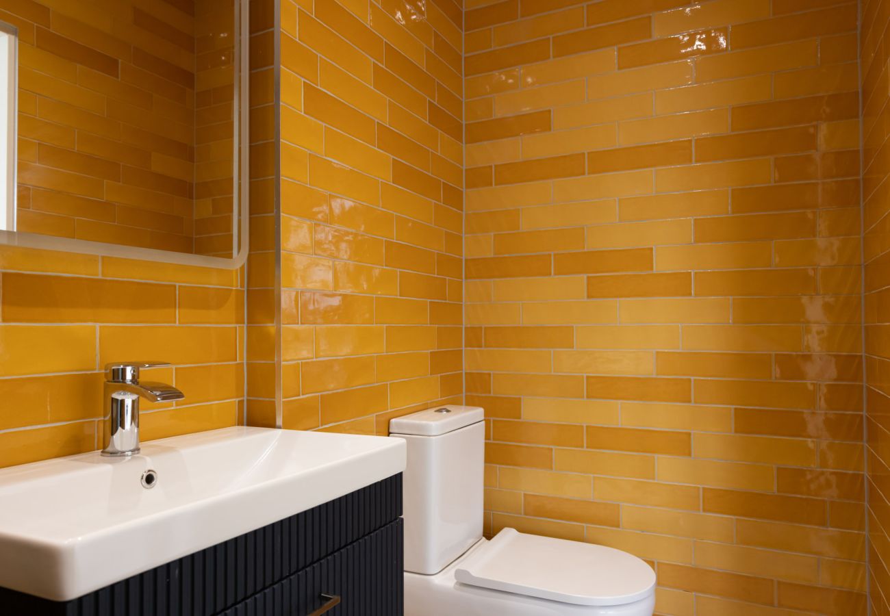 Harbourview Penthouse Apartment, Kincora. Toilet, bright contemporary tiling. Modern bathroom.