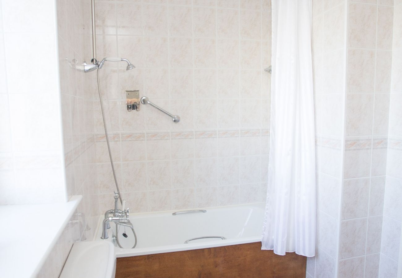 Kilkee Holiday Homes, Seaside Holiday Accommodation, Kilkee, County Clare, Ireland. Bath and shower tiled bathroom. 