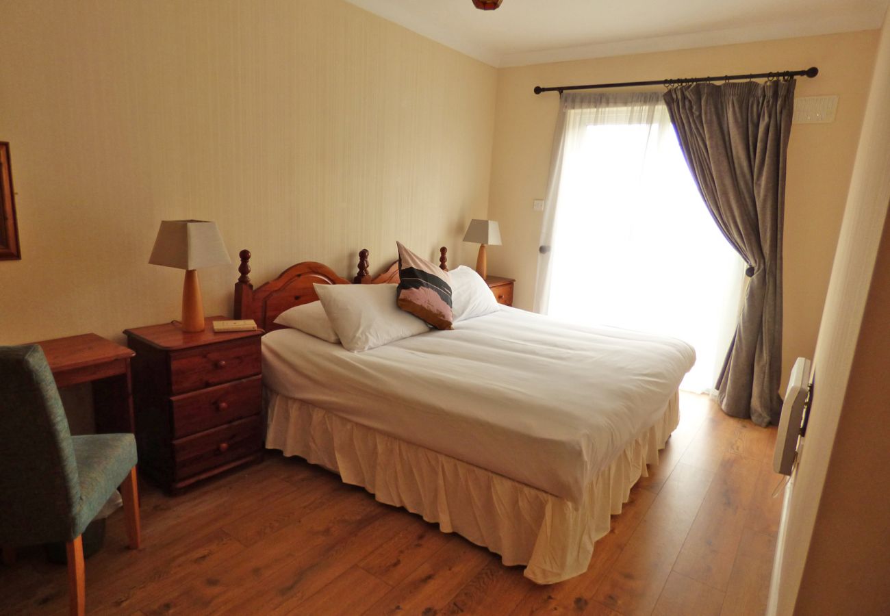 Kilkee Holiday Homes, Seaside Holiday Accommodation, Kilkee, County Clare, Ireland. Double bed, light airy space.