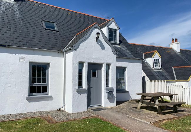 No.14 Bayview, Seaside Self-Catering Holiday Home in Dunmore East, County Waterford