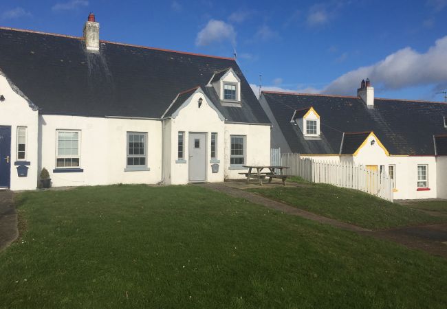 No.14 Bayview, Seaside Self-Catering Holiday Home in Dunmore East, County Waterford