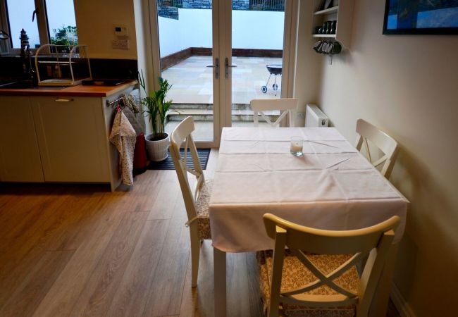 Sandy Heels Holiday Cottage, Harbour View Holiday Accommodation Available in Roundstone, County Galway, Ireland 