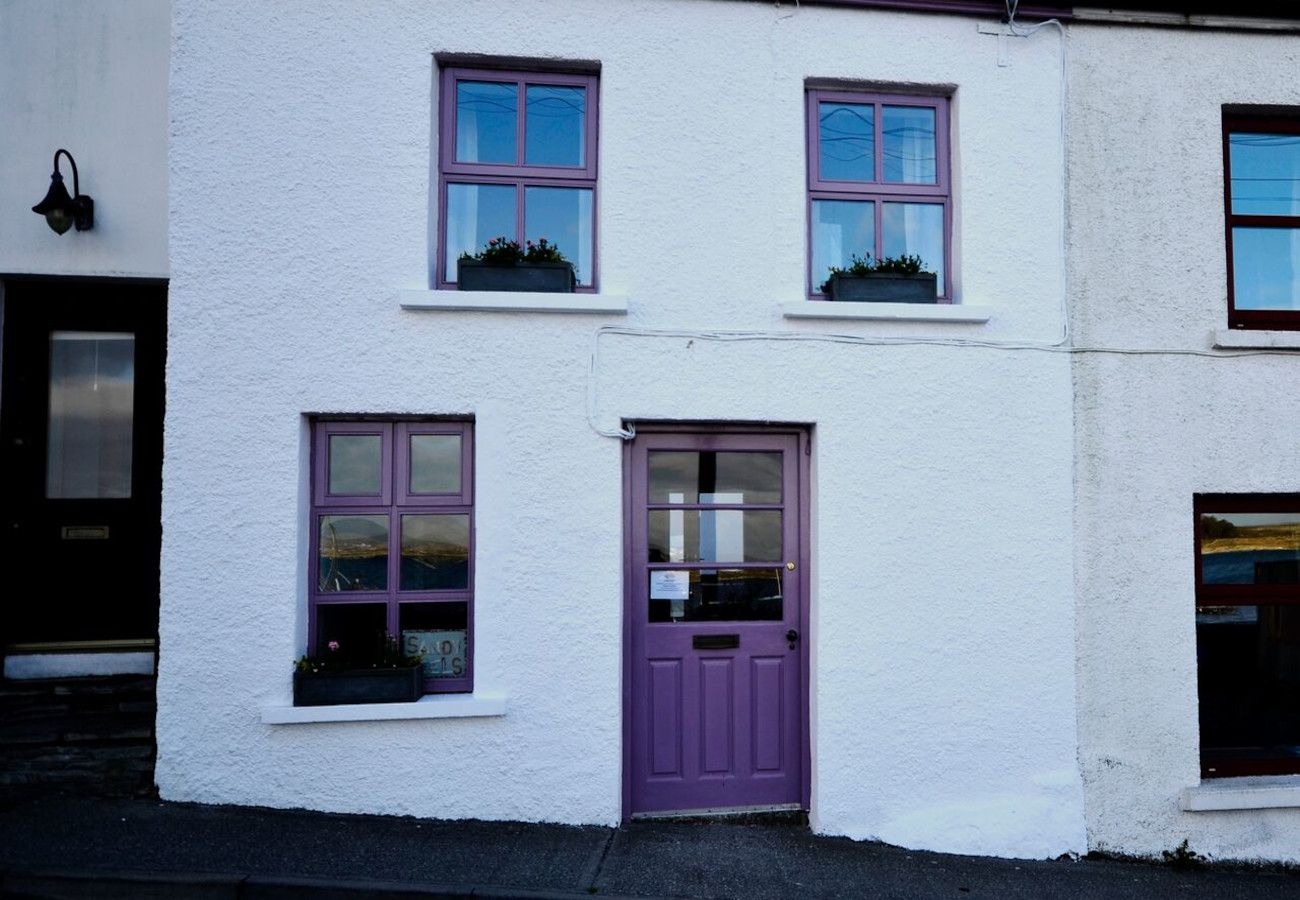 Sandy Heels Holiday Cottage, Harbour View Holiday Accommodation Available in Roundstone, County Galway, Ireland 