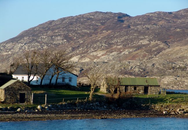 Ross Point Cottage, Pretty Seaside Holiday Cottage in Connemara, County Galway