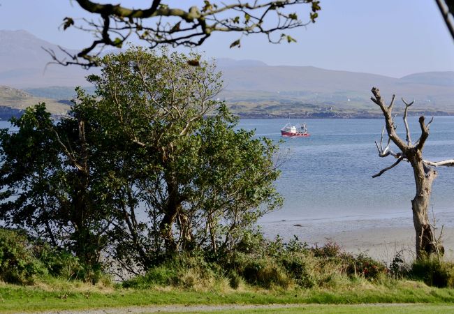 Ross Point Cottage, Pretty Seaside Holiday Cottage in Connemara, County Galway