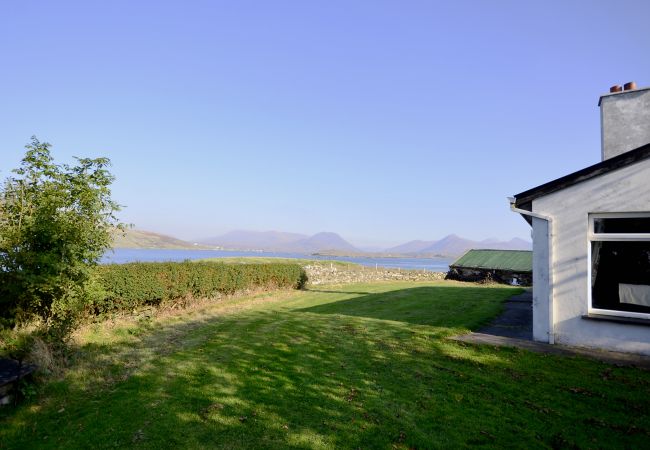 Ross Point Cottage, Pretty Seaside Holiday Cottage in Connemara, County Galway