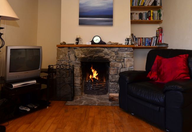 Ross Point Cottage, Pretty Seaside Holiday Cottage in Connemara, County Galway