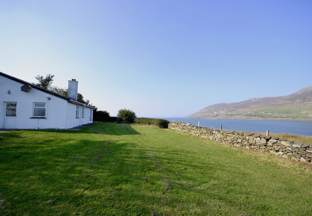 Ross Point Cottage, Pretty Seaside Holiday Cottage in Connemara, County Galway