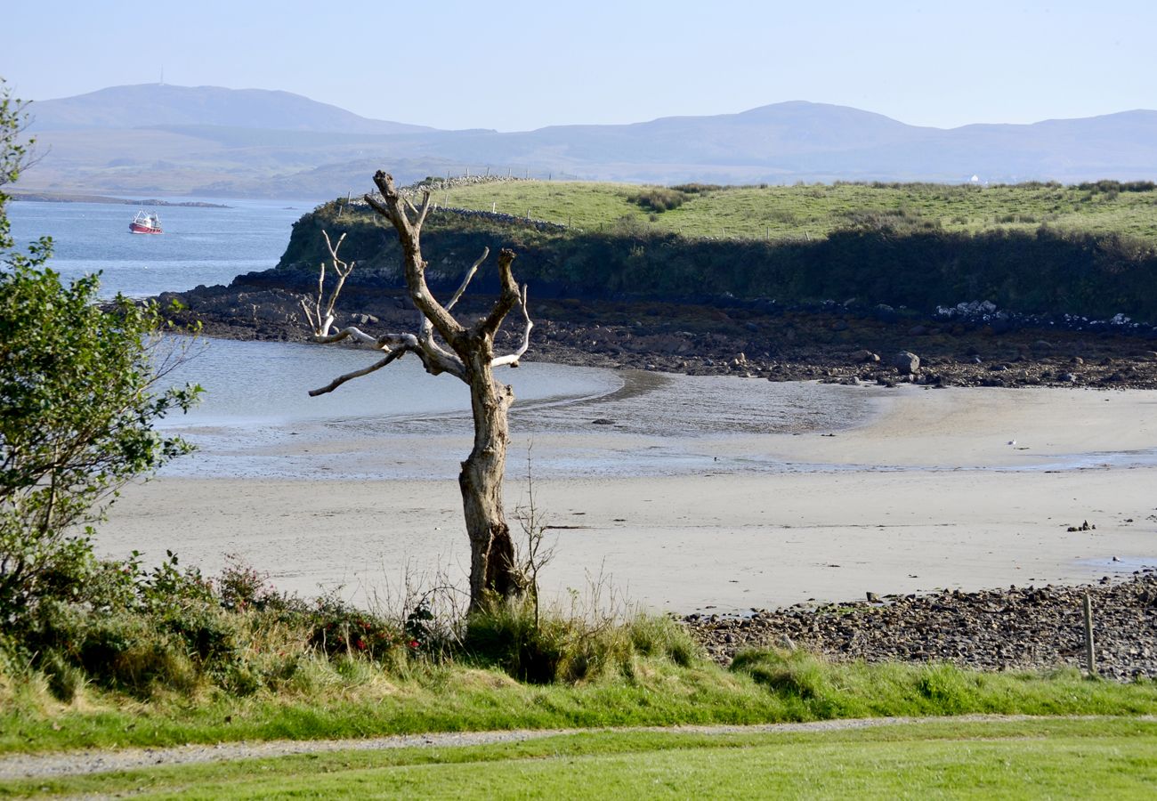 Ross Point Cottage, Pretty Seaside Holiday Cottage in Connemara, County Galway