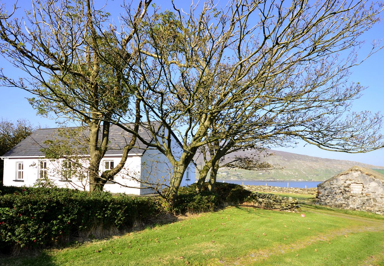 Ross Point Cottage, Pretty Seaside Holiday Cottage in Connemara, County Galway