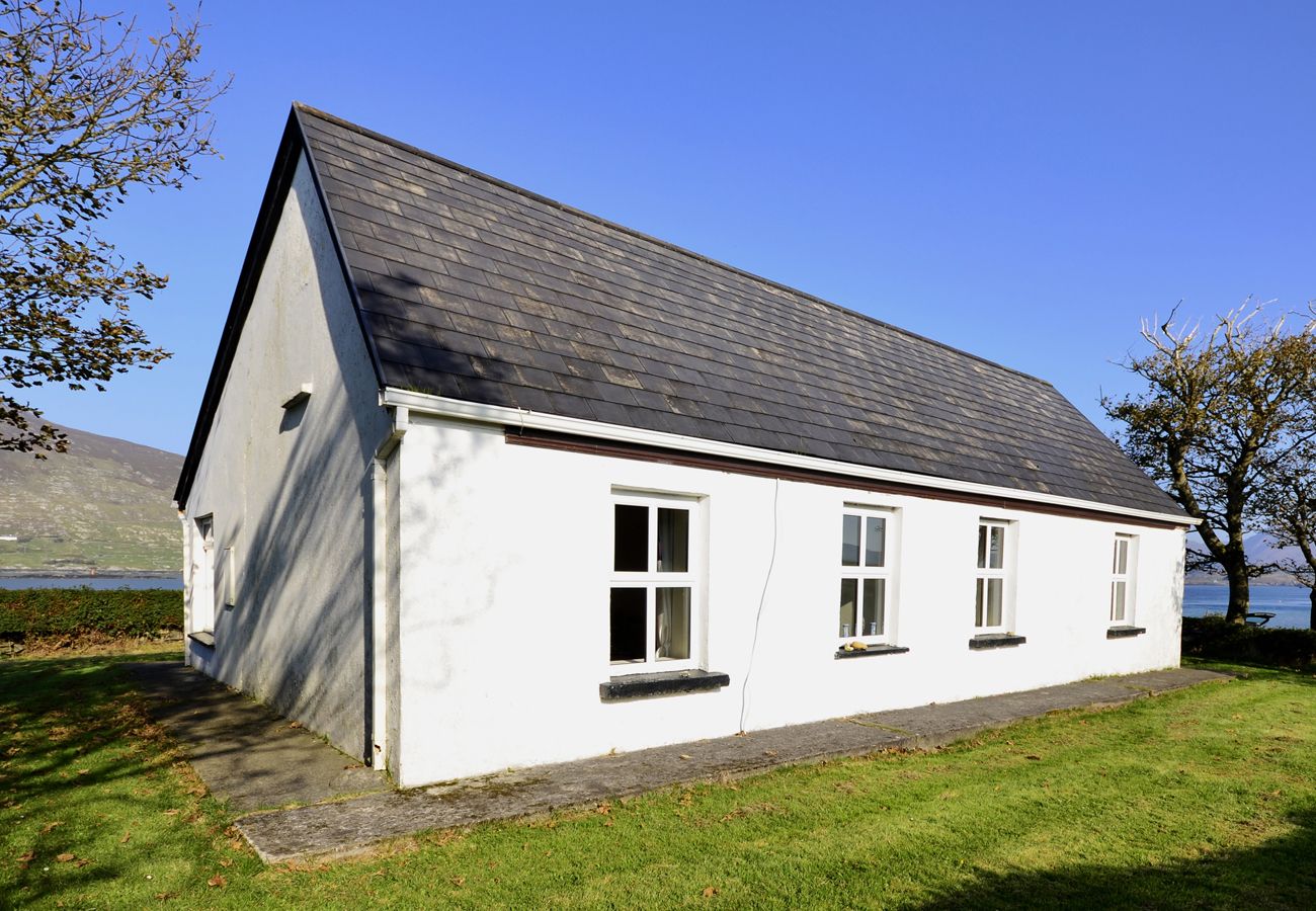 Ross Point Cottage, Pretty Seaside Holiday Cottage in Connemara, County Galway