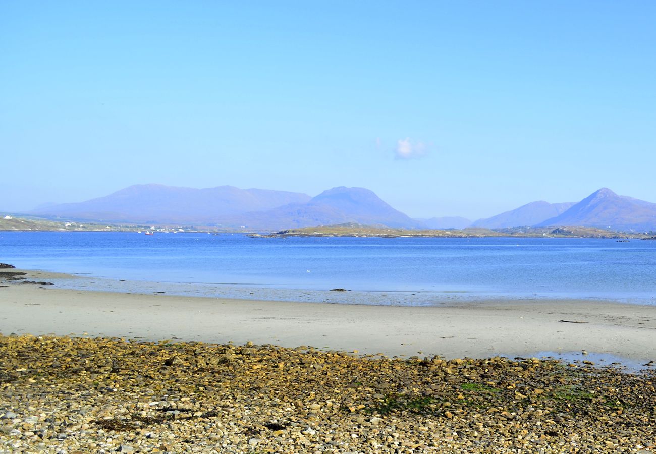 Ross Point Cottage, Pretty Seaside Holiday Cottage in Connemara, County Galway