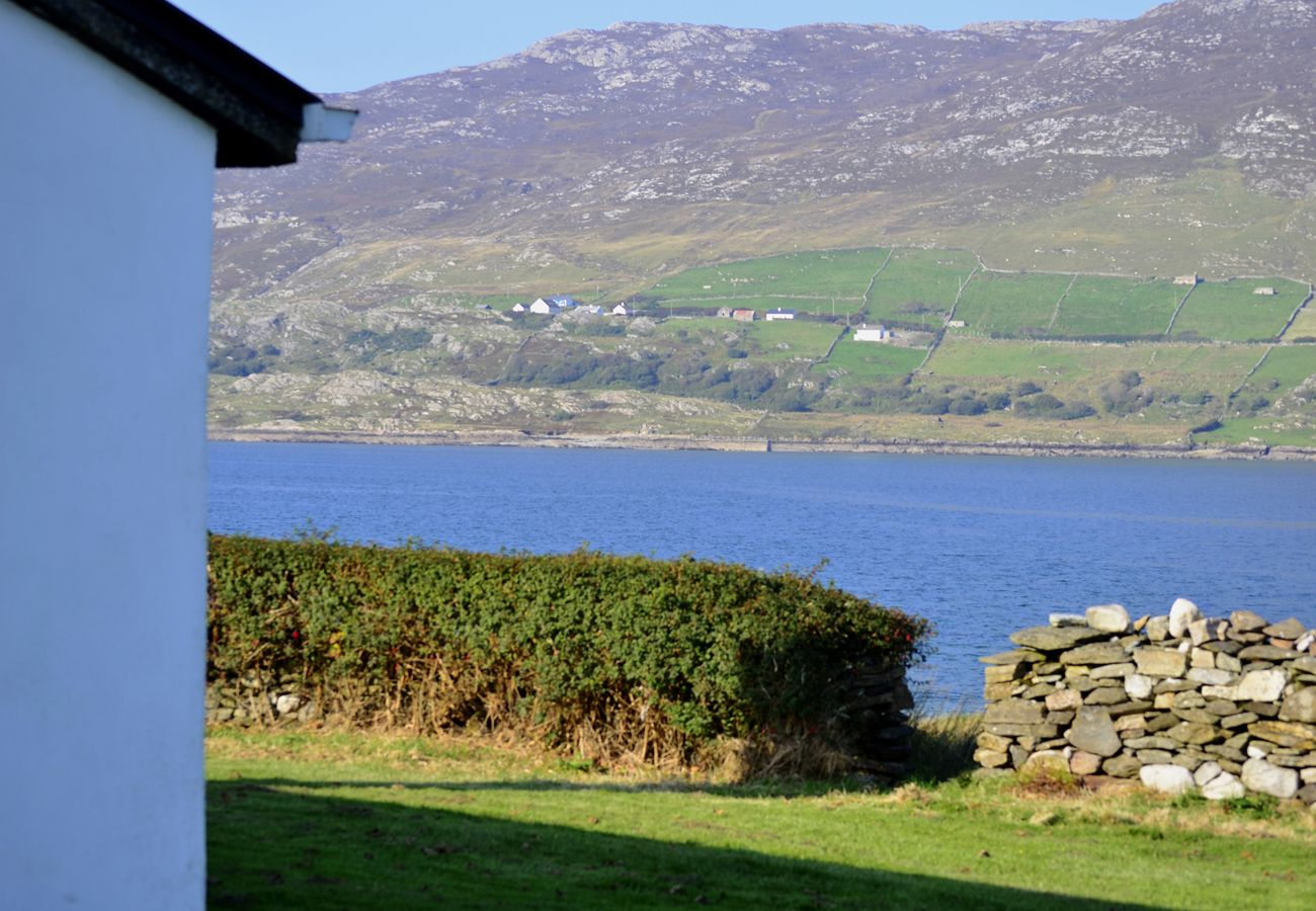 Ross Point Cottage, Pretty Seaside Holiday Cottage in Connemara, County Galway