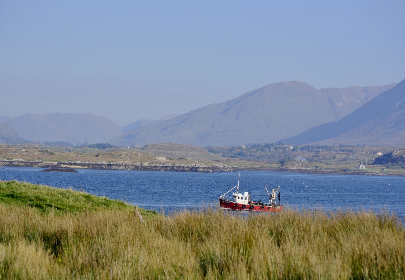 Ross Point Cottage, Pretty Seaside Holiday Cottage in Connemara, County Galway