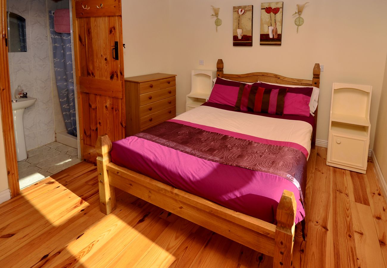 Ross Point Cottage, Pretty Seaside Holiday Cottage in Connemara, County Galway